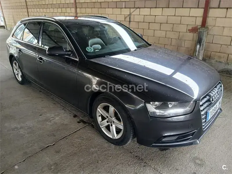 Usado Audi A4 136 HP (100 kW) 2012 Preto Carrinha