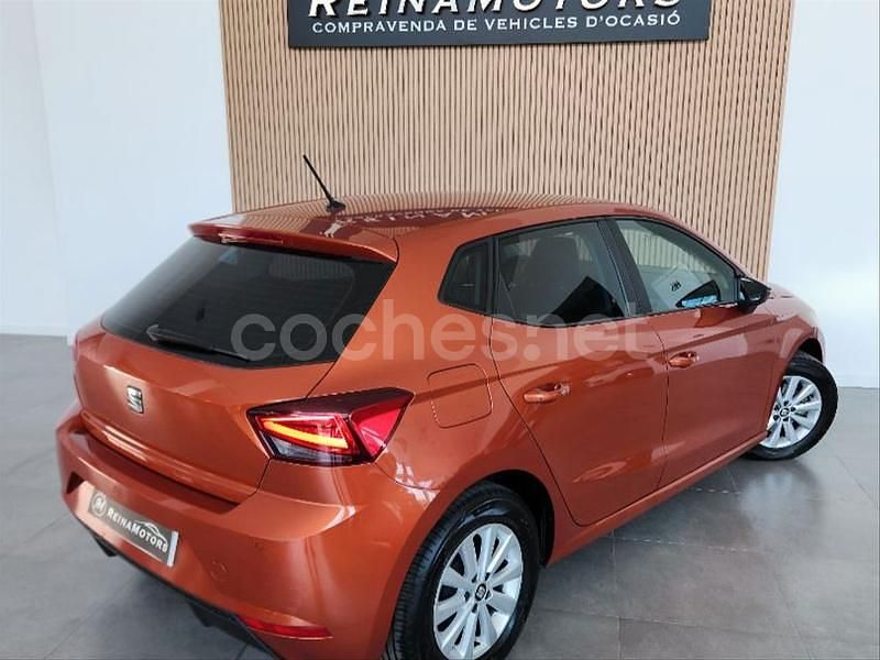 Usado Seat Ibiza Style Plus 95 CV (69 kW) 2018 Naranja Berlina