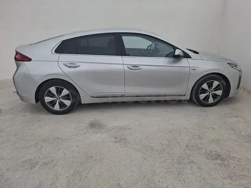 Usado Hyundai Ioniq 141 CV (103 kW) 2018 Gris / plata Utilitario