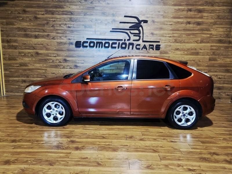 Usado Ford Focus Trend 90 CV (66 kW) 2008 Granate Berlina