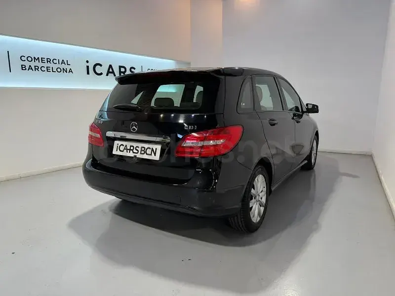Usado Mercedes B180 109 CV (80 kW) 2013 Negro Monovolumen