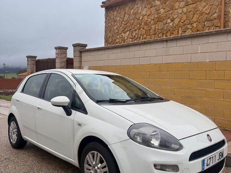 Usado Fiat Punto Young 75 CV (55 kW) 2015 Blanco Utilitario
