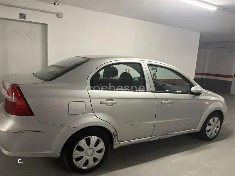 Usado Chevrolet Aveo LT 101 CV (74 kW) 2011 Gris / plata Berlina