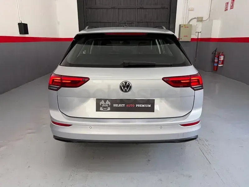 Usado VW Golf VIII Life 115 CV (84 kW) 2022 Gris / plata Familiar