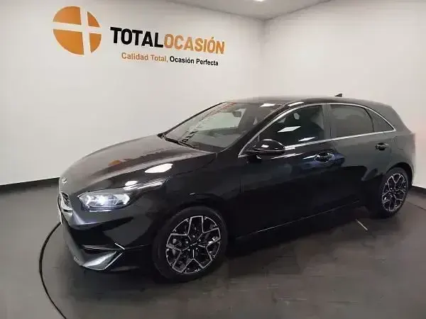 Usado Kia Ceed Style 100 CV (73 kW) 2025 Negro Utilitario