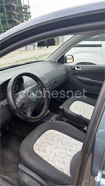 Usado Skoda Fabia Comfort 75 HP (55 kW) 2004 Cinzento Sedan