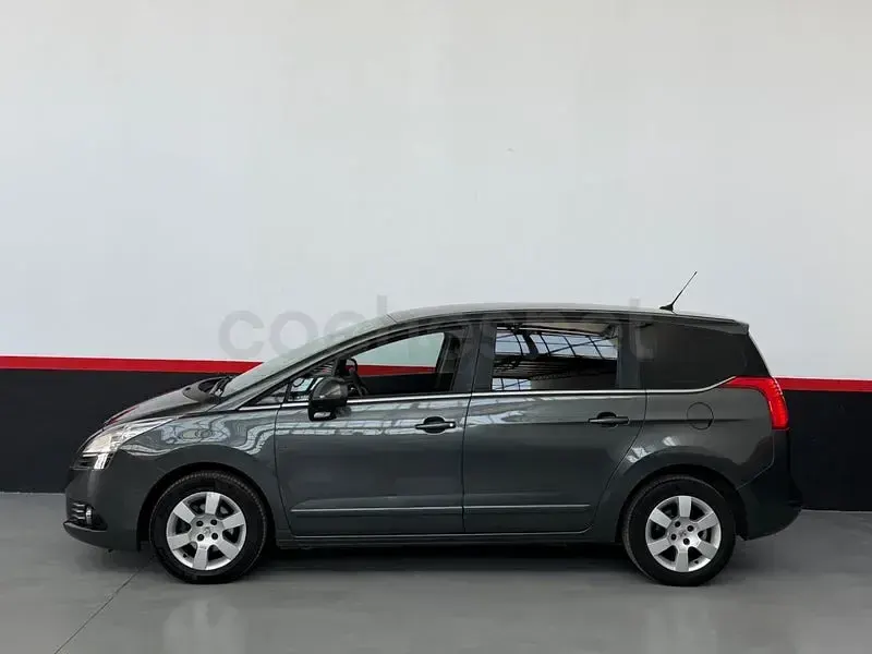 Usado Peugeot 5008 Active 115 CV (84 kW) 2013 Gris / plata Monovolumen