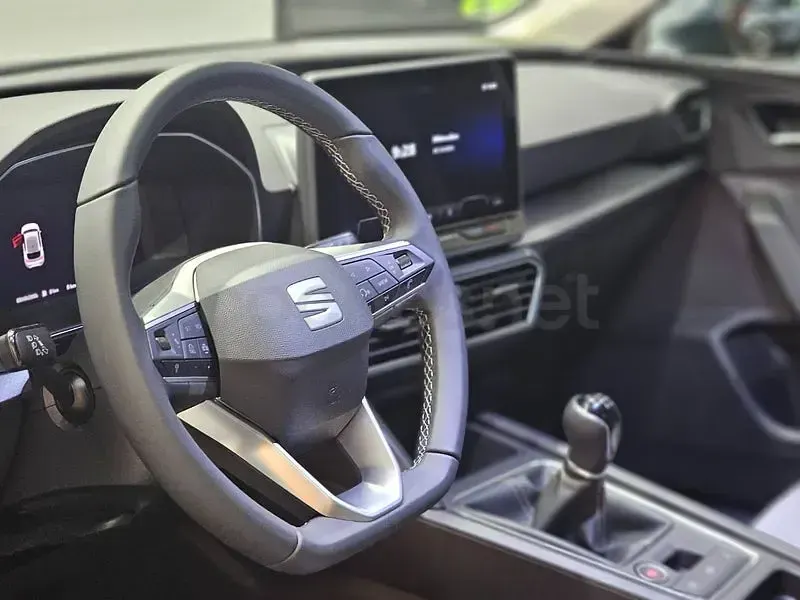 Usado Seat Leon Style 116 CV (85 kW) 2025 Gris / plata Berlina