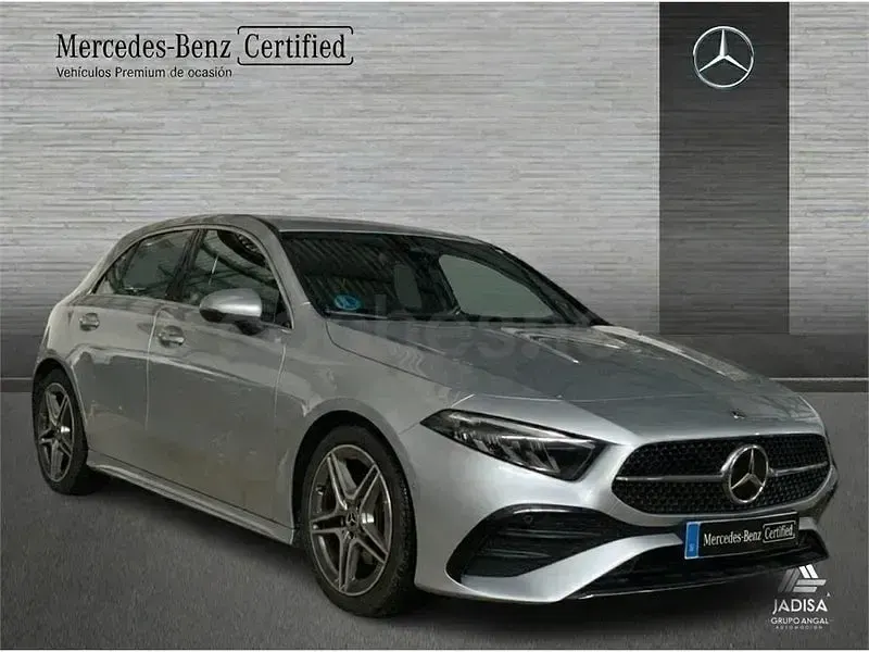 Usado Mercedes A180 136 CV (100 kW) 2025 Gris / plata Berlina