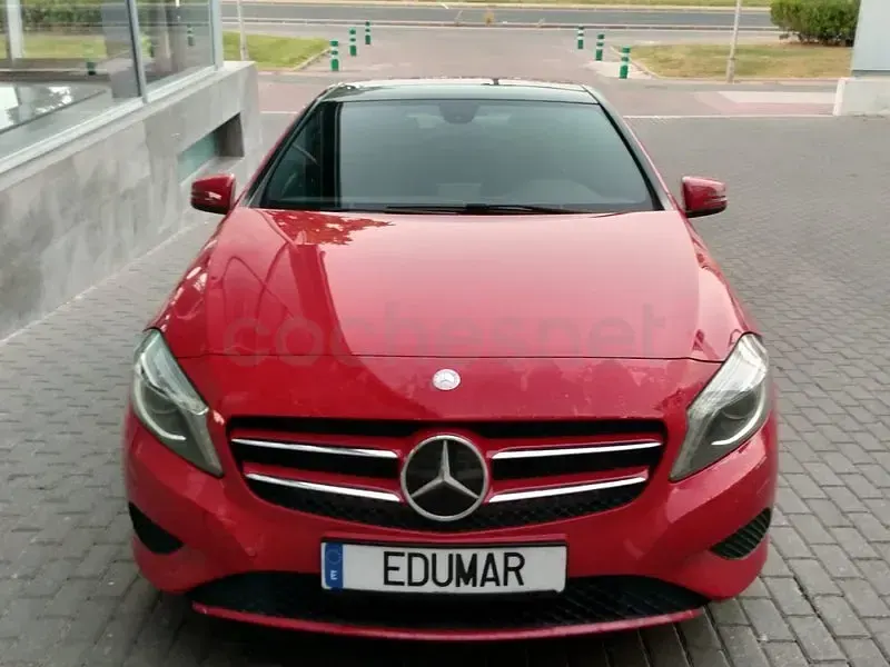 Usado Mercedes A200 Urban 136 CV (100 kW) 2014 Granate Utilitario