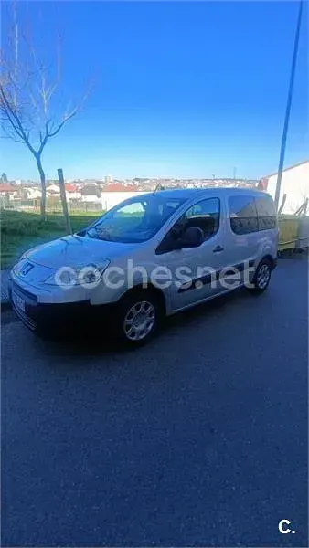 Usado Peugeot Partner Tepee Outdoor 90 CV (66 kW) 2010 Gris / plata Monovolumen