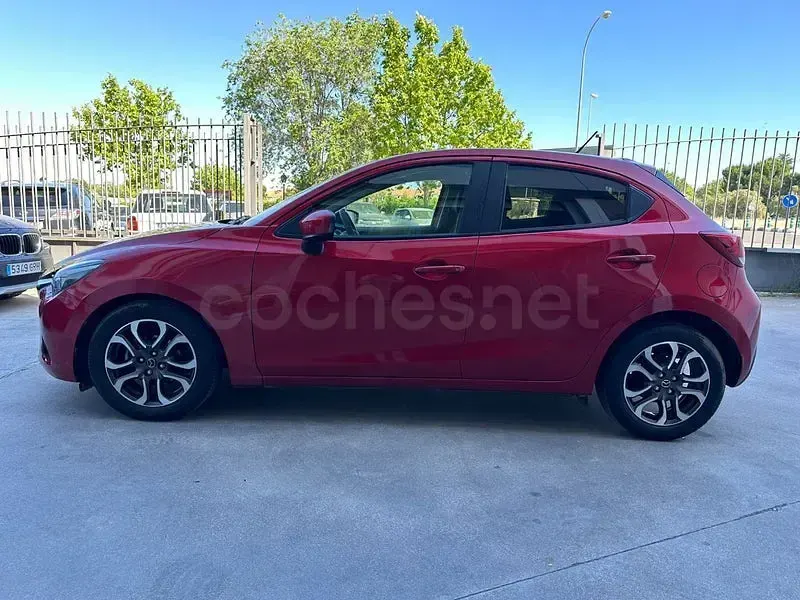 Usado Mazda 2 Style 90 CV (66 kW) 2015 Granate Berlina