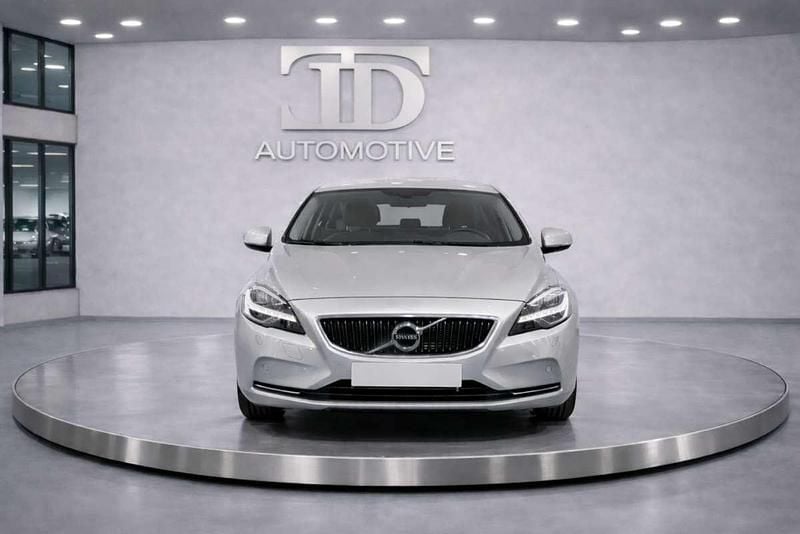 Usado Volvo V40 Inscription 120 CV (88 kW) 2017 Gris Utilitario