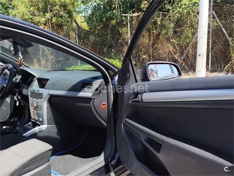 Usado Opel Astra GTC Sport 120 CV (88 kW) 2007 Negro Berlina