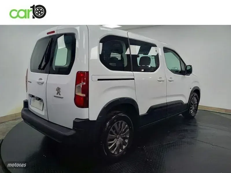 Usado Peugeot Rifter Active 100 CV (73 kW) 2023 Blanco Monovolumen