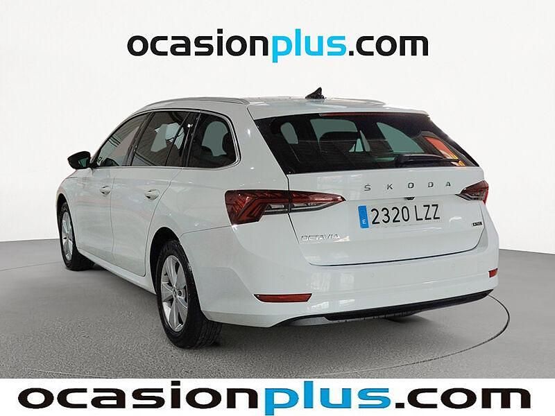 Usado Skoda Octavia Ambition 110 CV (80 kW) 2022 Blanco Familiar