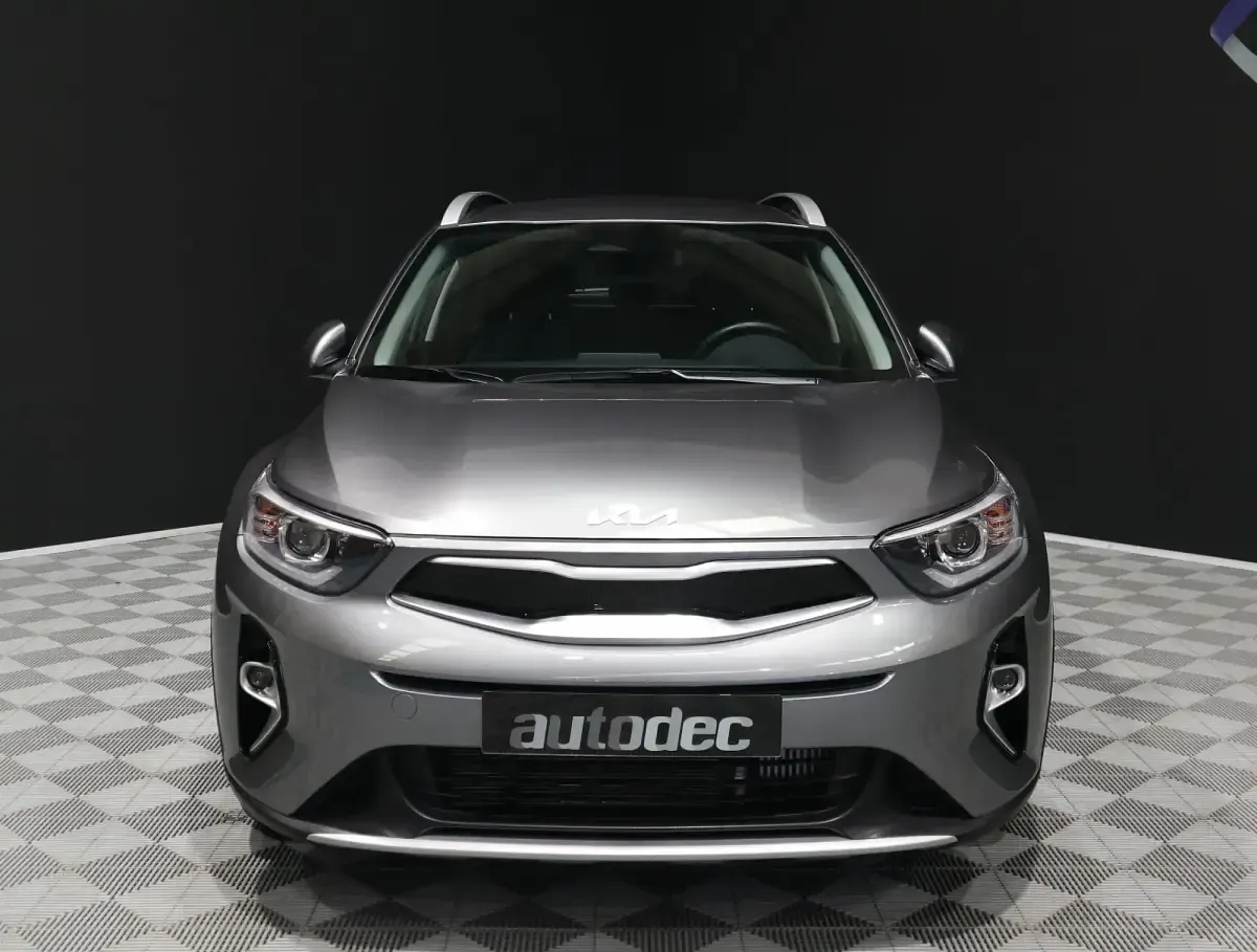 Usado Kia Stonic 100 CV (73 kW) 2025 Gris / plata SUV