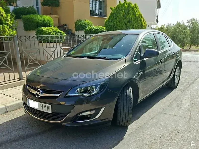 Usado Opel Astra Excellence 130 CV (95 kW) 2014 Gris / plata Berlina