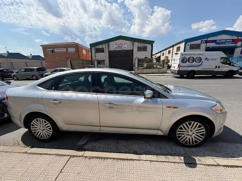 Usado Ford Mondeo Ghia 140 CV (102 kW) 2009 Gris / plata Berlina
