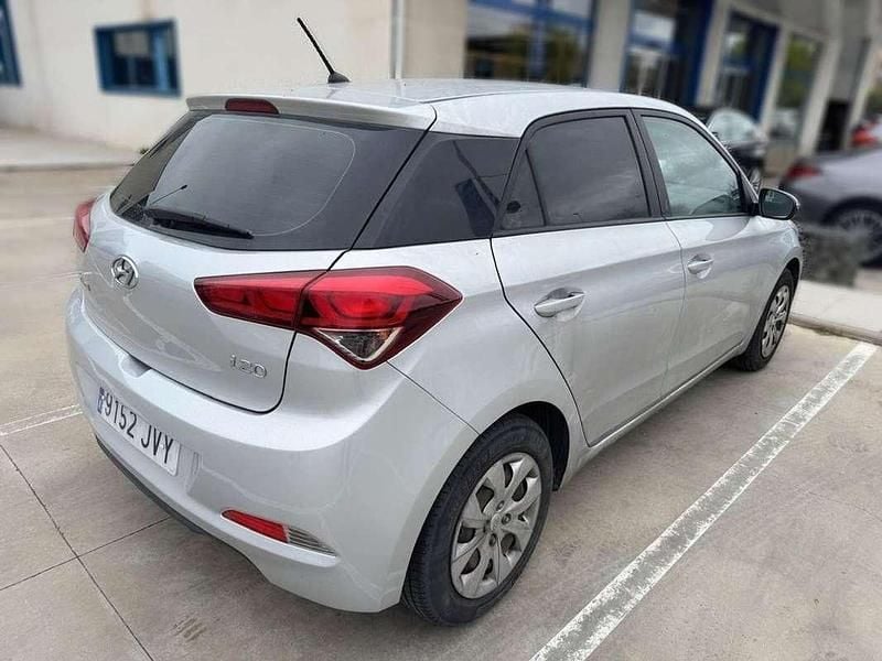 Usado Hyundai i20 84 CV (61 kW) 2016 Gris Utilitario