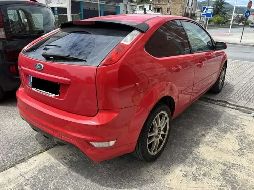 Usado Ford Focus Trend 90 CV (66 kW) 2007 Rojo Utilitario