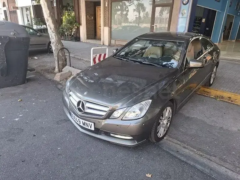 Usado Mercedes E220 170 CV (125 kW) 2011 Beige Coupe
