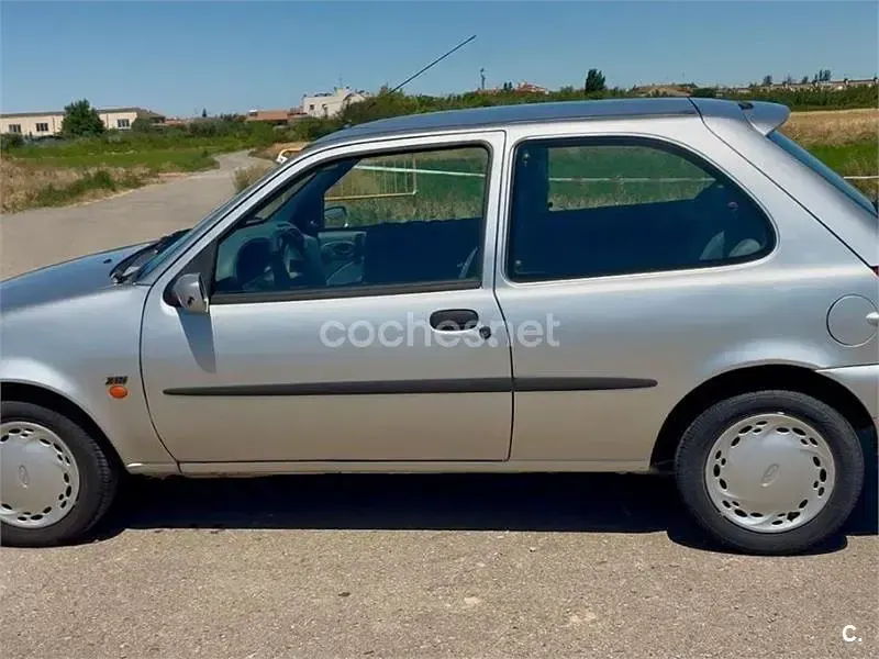 Usado Ford Fiesta 75 CV (55 kW) 1998 Gris / plata Utilitario