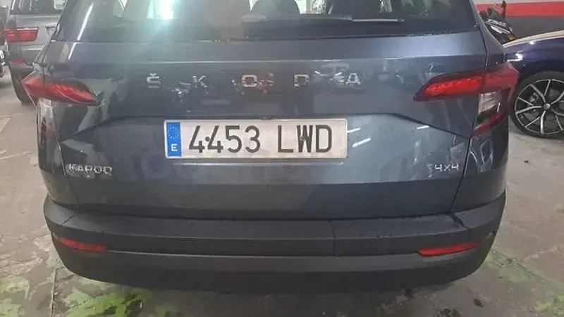 Usado Skoda Karoq Ambition 150 CV (110 kW) 2022 Gris / plata SUV