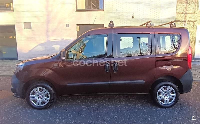 Usado Fiat Doblò Active 90 CV (66 kW) 2015 Granate Monovolumen