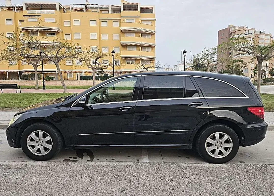 Usado Mercedes R320 224 CV (164 kW) 2006 Negro Monovolumen