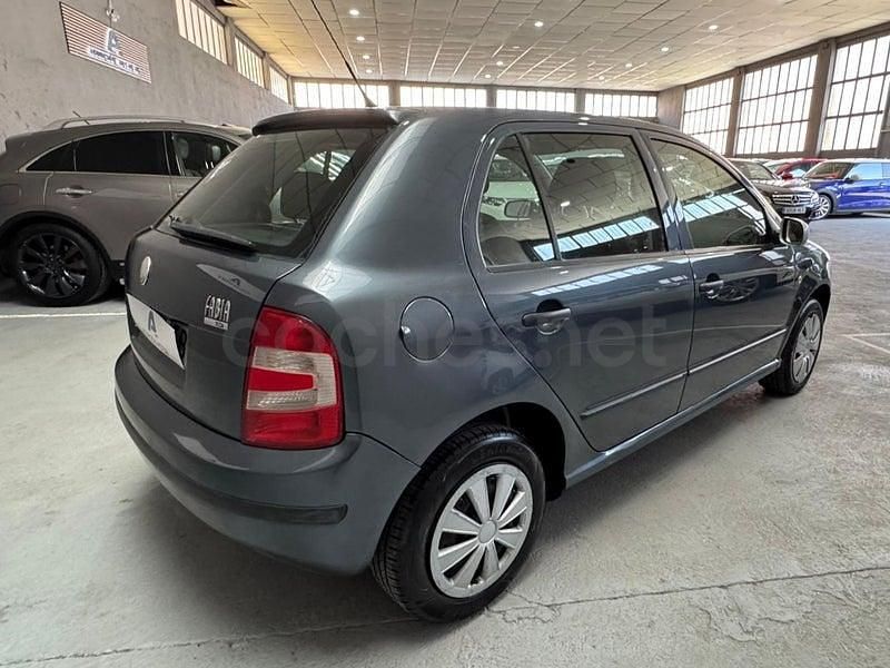 Usado Skoda Fabia 70 CV (51 kW) 2005 Gris / plata Berlina