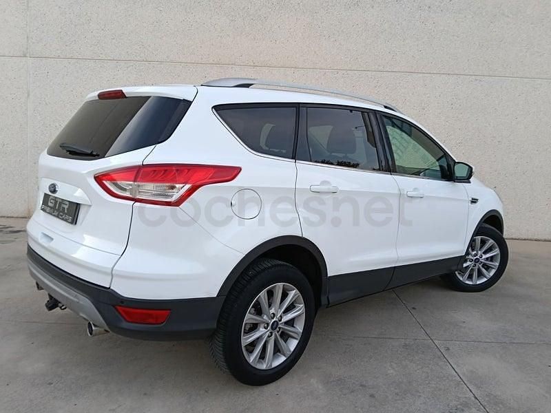 Usado Ford Kuga Trend 150 CV (110 kW) 2017 Blanco SUV