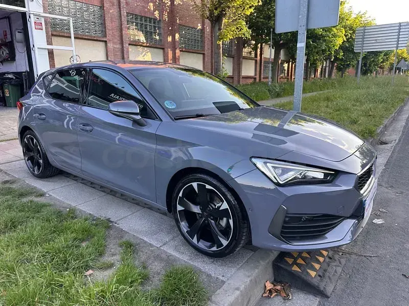 Usado Cupra Leon 150 CV (110 kW) 2024 Gris / plata Berlina