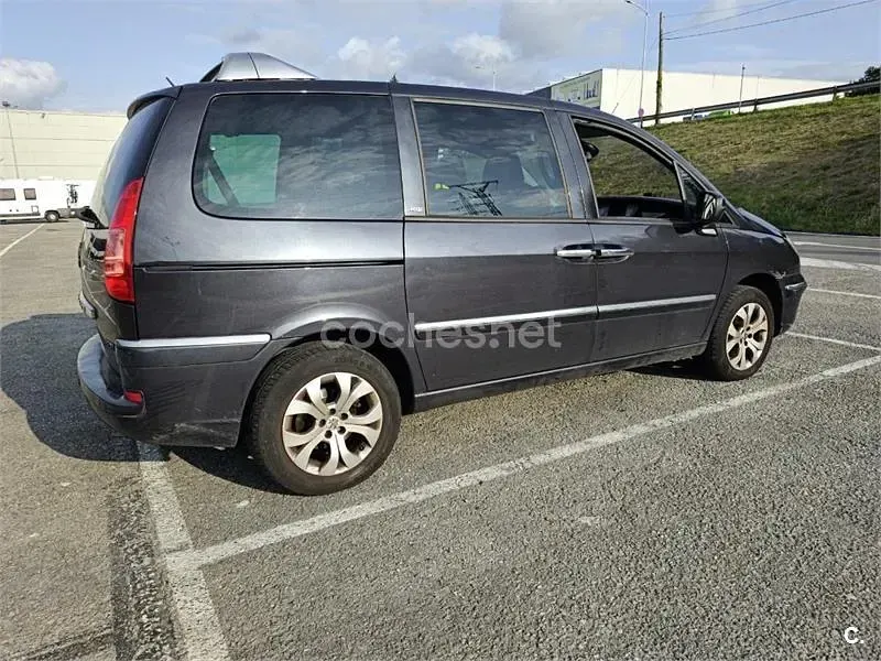 Usado Peugeot 807 Premium 136 CV (100 kW) 2010 Negro Monovolumen