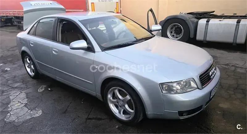 Usado Audi A4 115 CV (84 kW) 2002 Gris / plata Familiar