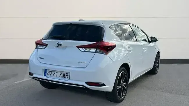 Usado Toyota Auris Hybrid Edition 136 CV (100 kW) 2018 Blanco Berlina
