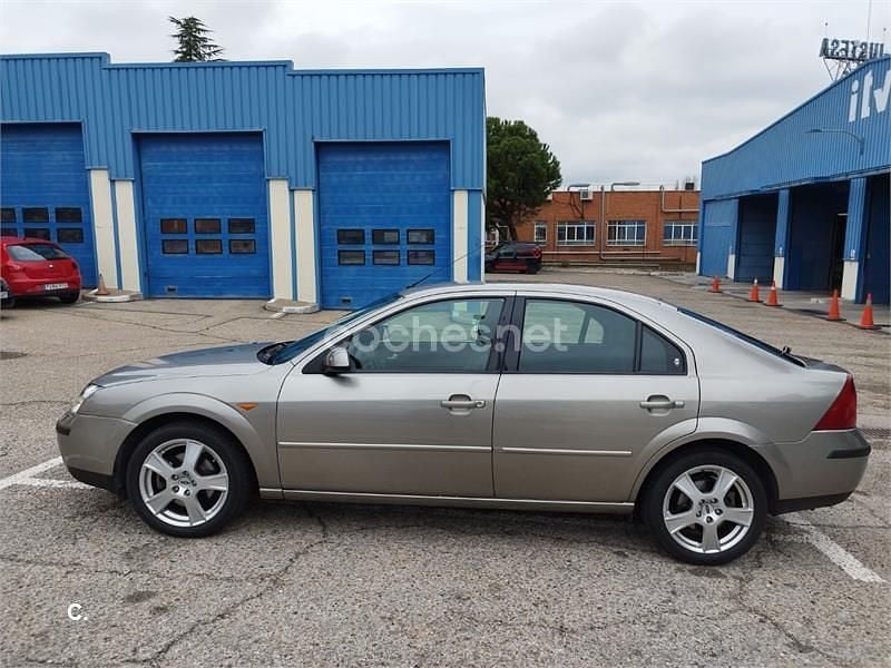 Usado Ford Mondeo Ghia 130 CV (95 kW) 2003 Beige Berlina