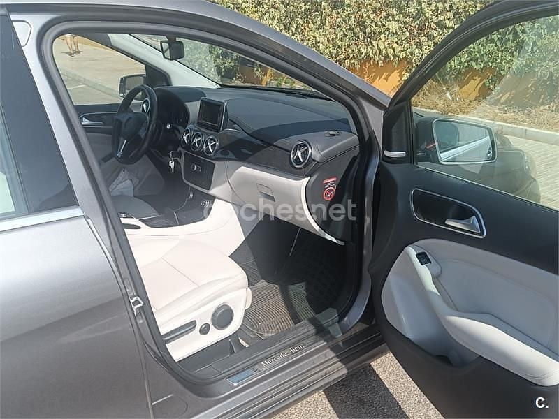Usado Mercedes B180 109 CV (80 kW) 2013 Gris / plata Monovolumen