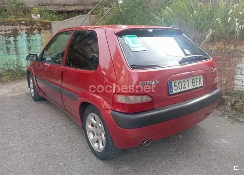 Usado Citroën Saxo 75 CV (55 kW) 2001 Rojo Utilitario