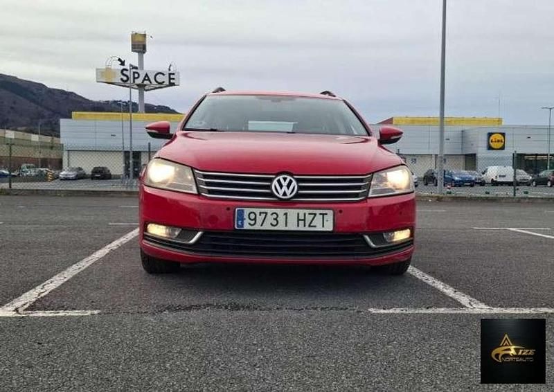 Usado VW Passat 140 CV (102 kW) 2012 Rojo Familiar