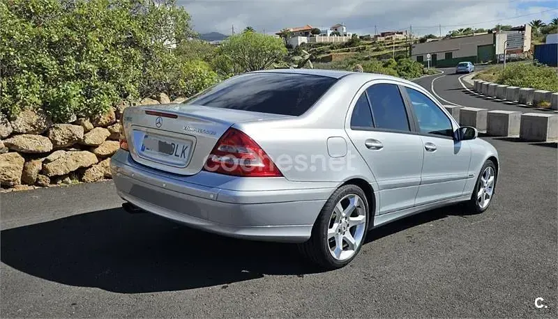 Usado Mercedes C180 143 CV (105 kW) 2005 Gris / plata Berlina