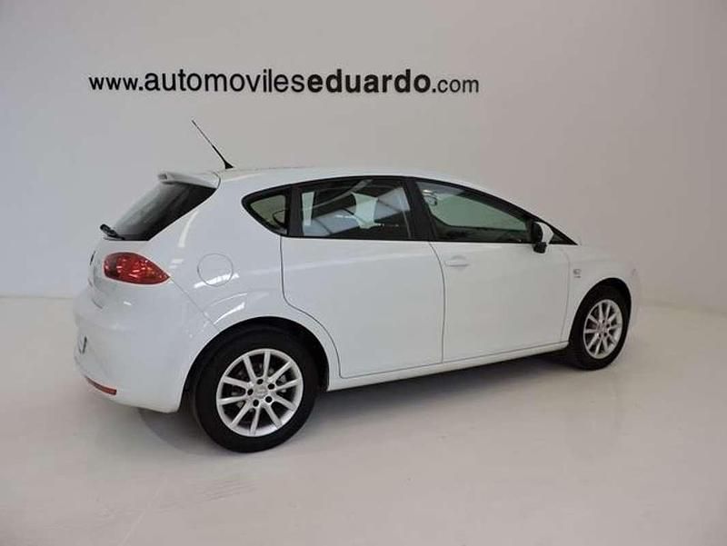Usado Seat Leon Reference 105 HP (77 kW) 2011 Branco Citadino