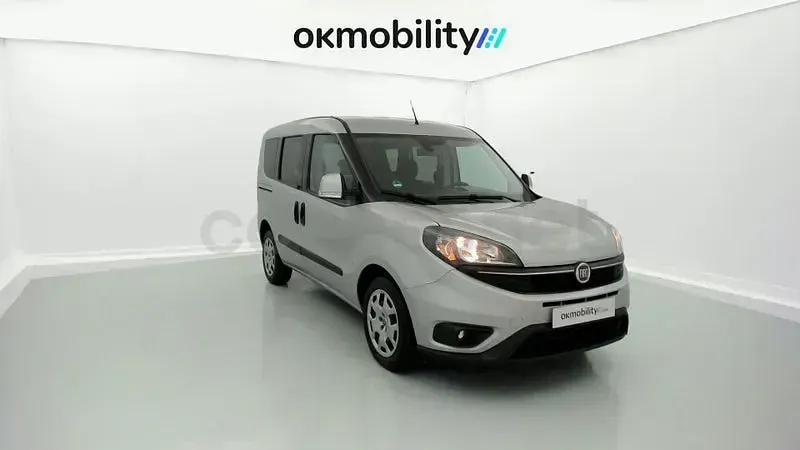 Usado Fiat Doblò Lounge 120 CV (88 kW) 2023 Gris / plata Monovolumen
