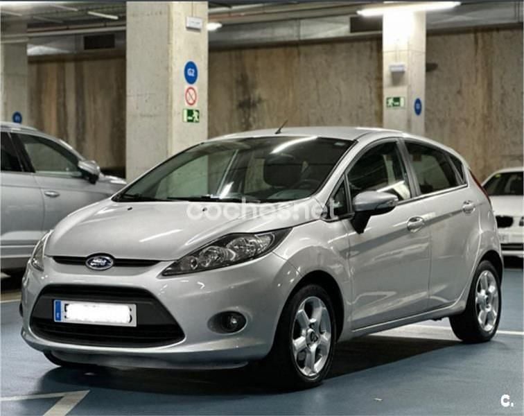 Usado Ford Fiesta Trend 68 CV (50 kW) 2009 Gris / plata Utilitario