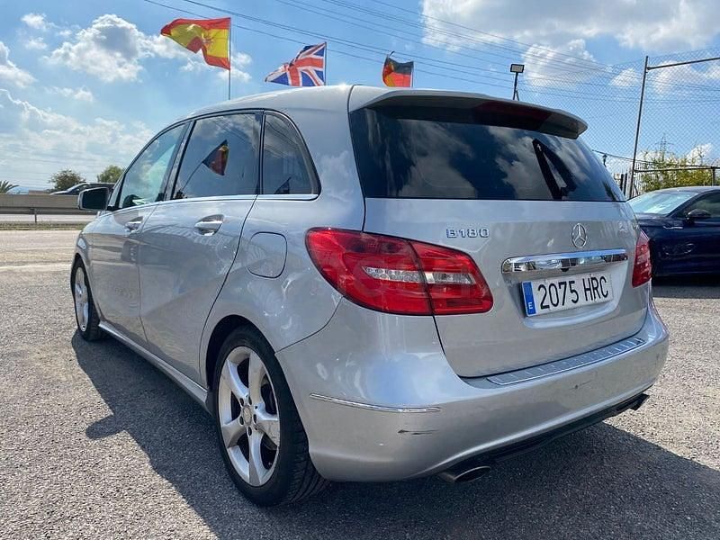 Usado Mercedes B180 109 CV (80 kW) 2013 Gris / plata Monovolumen