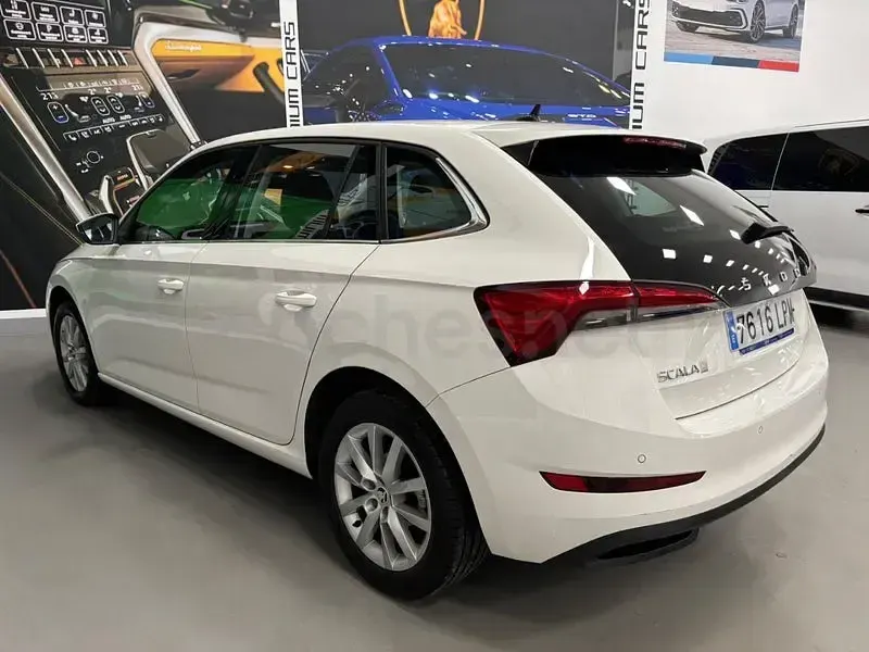 Usado Skoda Scala Ambition 110 CV (80 kW) 2022 Blanco Utilitario