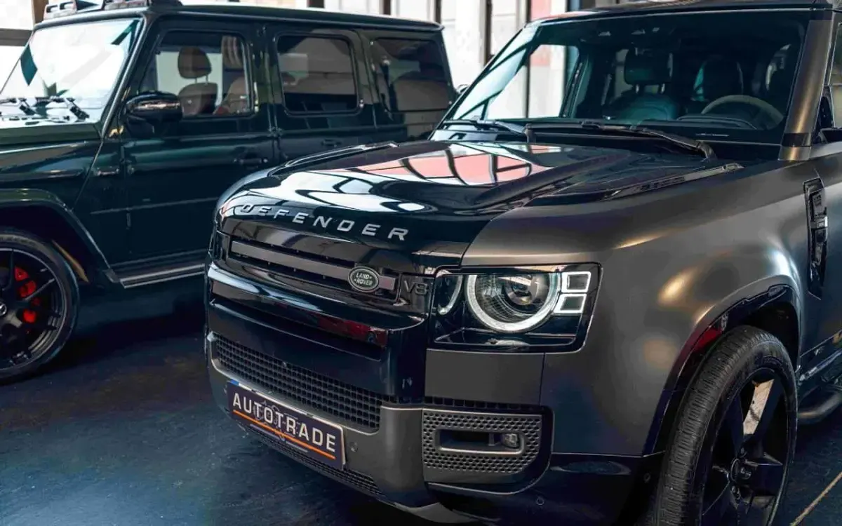 Usado Land Rover Defender Carpathian Edition 525 CV (386 kW) 2023 Gris SUV