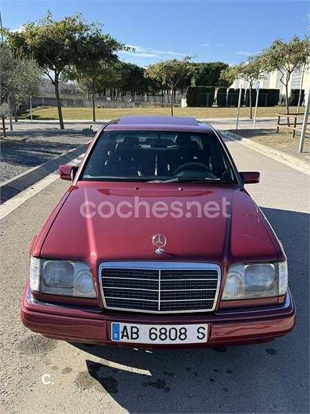 Usado Mercedes E300 136 CV (100 kW) 1993 Granate Familiar