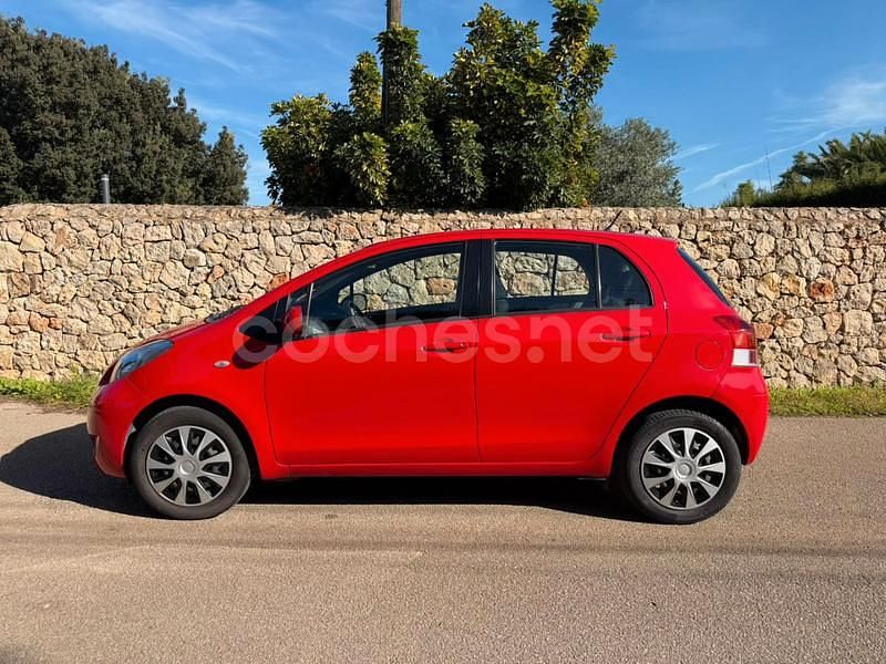 Usado Toyota Yaris Active 69 CV (50 kW) 2009 Rojo Berlina