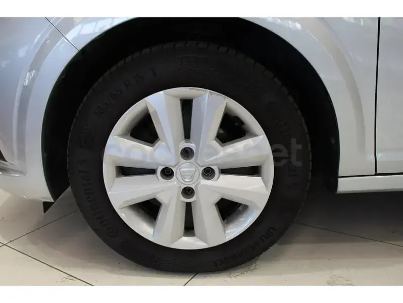 Usado Dacia Sandero Comfort 91 CV (66 kW) 2022 Gris / plata Berlina